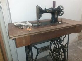 Starý funkční šicí stroj