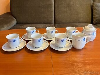 Porcelýnový set šálků s modrým zdobením.