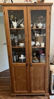 Vitrína z masivního dřeva IKEA – 5 polic