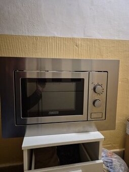 Vestavná mikrovlná trouba