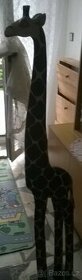 soška žirafy dřevěná
