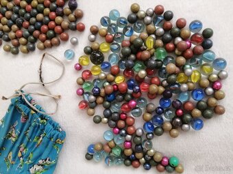 Cvrnkací hliněné a skleněné kuličky.