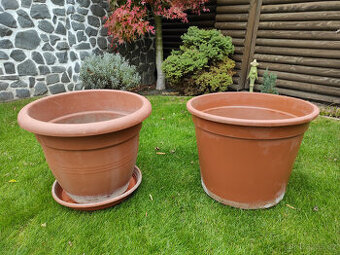 Dva velké květináče