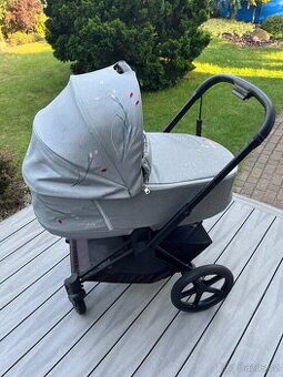 Hluboká korbička Cybex Priam Lux KOI a podvozek