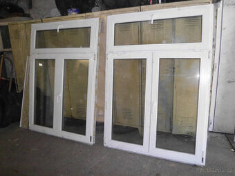 Dvě velká dvoukřídlá plastová okna