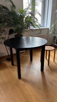 Kruhovy jidelni stul rozkladaci