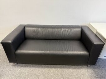 Černá kožená dvoumístná pohovka