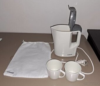 Malá cestovní rychlovarná konvice s hrníčky.