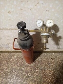 Tlaková láhev s manometrem a zbytkem CO2