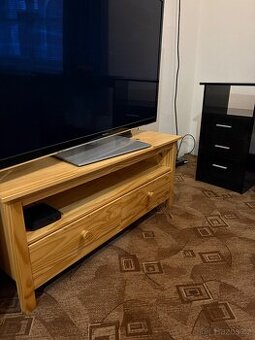 Skříňka pod televizi