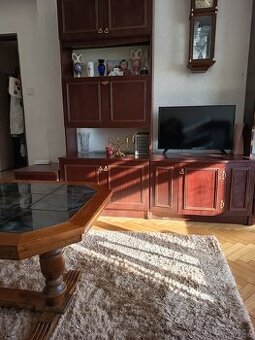 Starší obývací stěnu