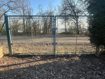 Dvoukřídlá zahradní brána 360 × 160 cm – pletivo