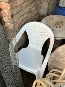 Plastové židle, železné židle a stůl