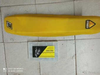 Suzuki RMZ sedlo + sada spojovacího materiálu