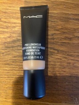 Make-up MAC prolongwear foundation - 1