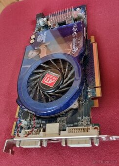 Tři grafické karty PCIe