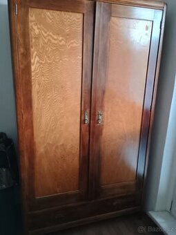 Velká starožitná skrin