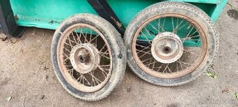 Kola na starou motorku