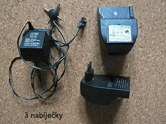 Nabíječky, měřicí přístroje, router, teploměr, mobily aj.