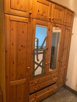 Šatní skříň z masivu