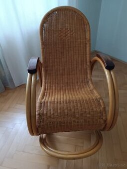Ratanové houpací křeslo