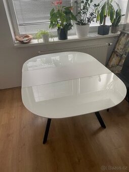 Skleněný rozkládací stůl