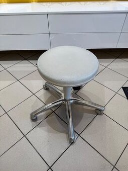 Zdravotní profesionální otočné židle, kožené. TOP STAV