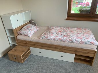 Postel s nástavbou a úložným prostorem, roštem a matrací