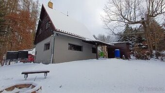 Celoroční chata jen 35 min od HK