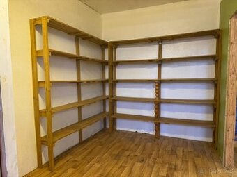 Dřevěný regál z akátu