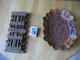 lehká dřevěné polička na knihy a miska