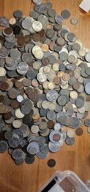 Velké množství německých mincí, předválečné i se svatikou