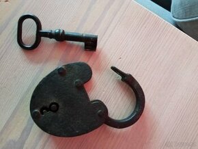 Starožitný kovaný visací zámek s klíčem