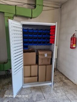 Dílenská skříň s plastovými boxy