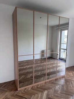 Velká šatní skříň se zrcadly – 201 × 61 × 236 cm