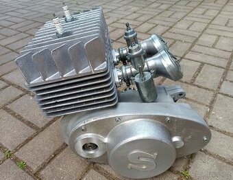 starý závodní motor jawa čz kývačka pérák 476 soutěžní scott
