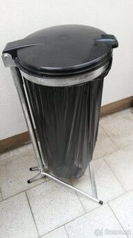 Stojan pro odpadkové pytle 120 l, snadno sestavitelný.