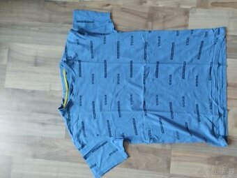 Modré tričko s nápisy