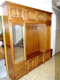 stylová předsíňová stěna s velkým úložným prostorem