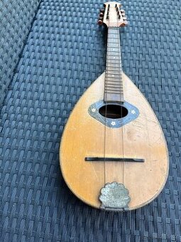 Starší mandolína – lidový nástroj