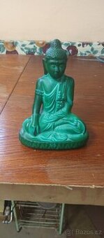 Soška Buddhy z malachitu.