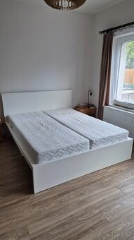 Rám postele s matracemi a rošty