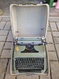 Zachovalý psací stroj Olympia