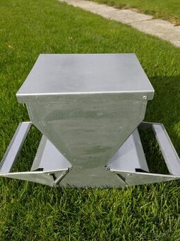 Nášlapné krmítko