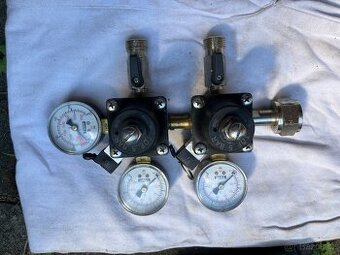 Redukční ventil na výčepní zařízení.