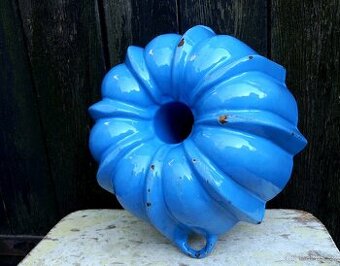 Stará litinová forma na bábovku, modrý smalt