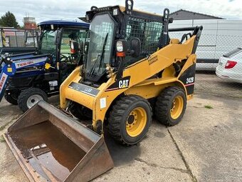 Smykový nakladač CAT 242B