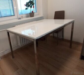 Jídelní stůl