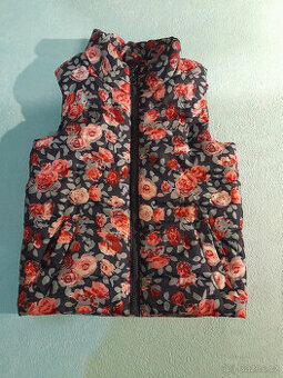 Balík pěkného oblečení pro dívku