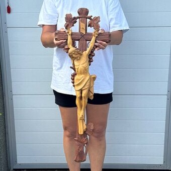 Ručně vyřezaný kříž značený řezbářem Žilina